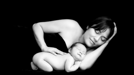 baby-photo-cool-black-and-white-photo-of-baby-sleeping-in-the-mother-embrace-inspirations-cute-baby-photo-ideas-poses